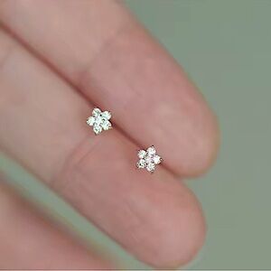 Feminine & Dainty Sterling Silver (S925) Flower Earrings
